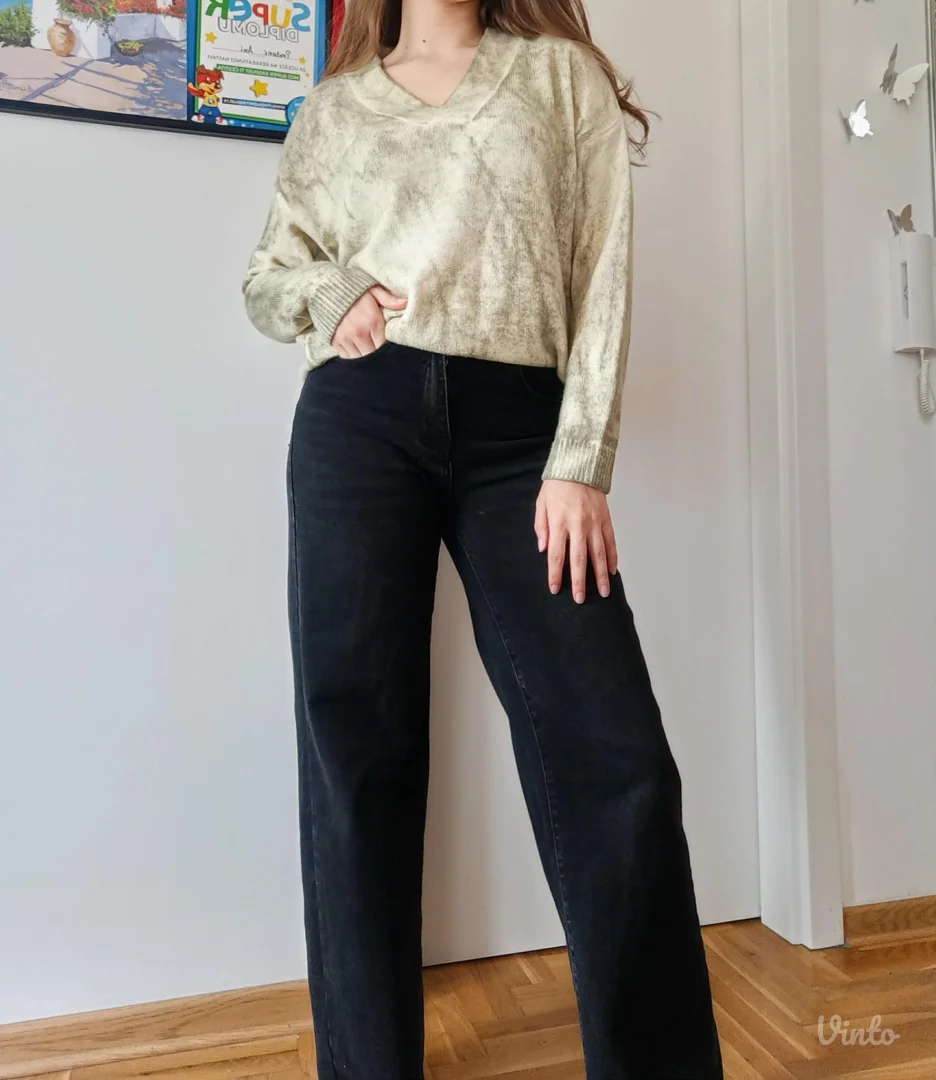 Bež džemper sa zalenom šarom