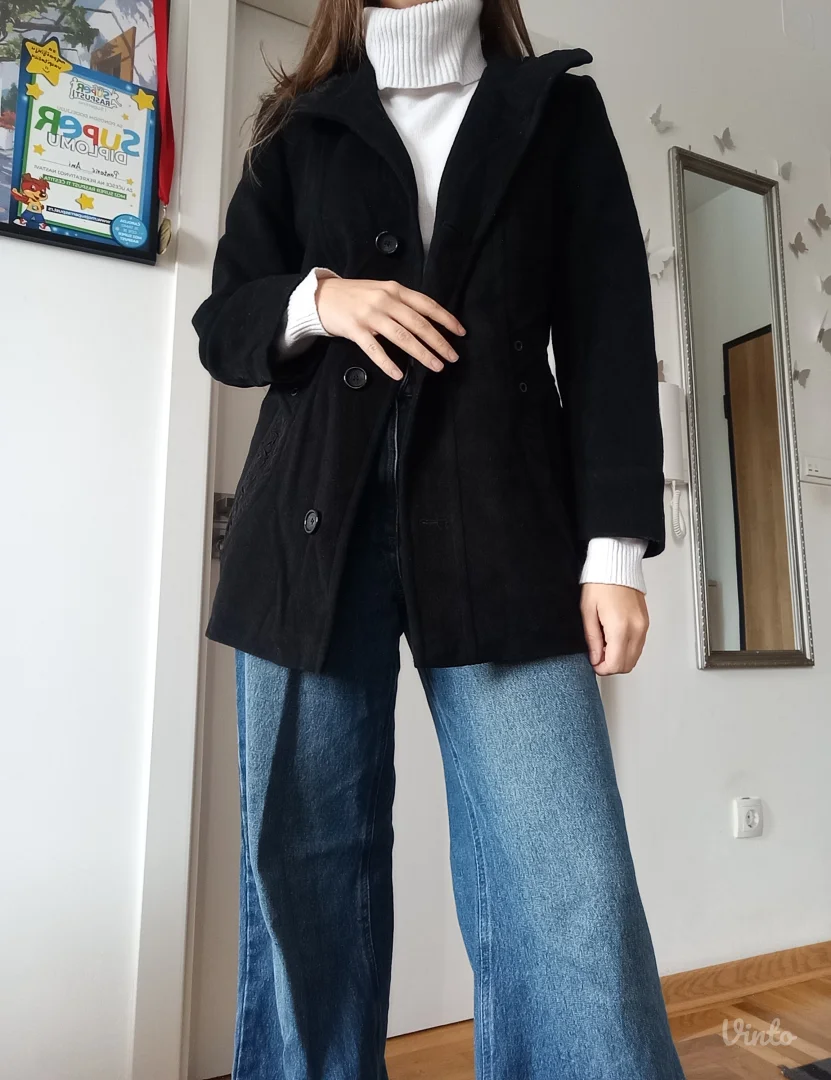 Barbara Lebek crni kaput