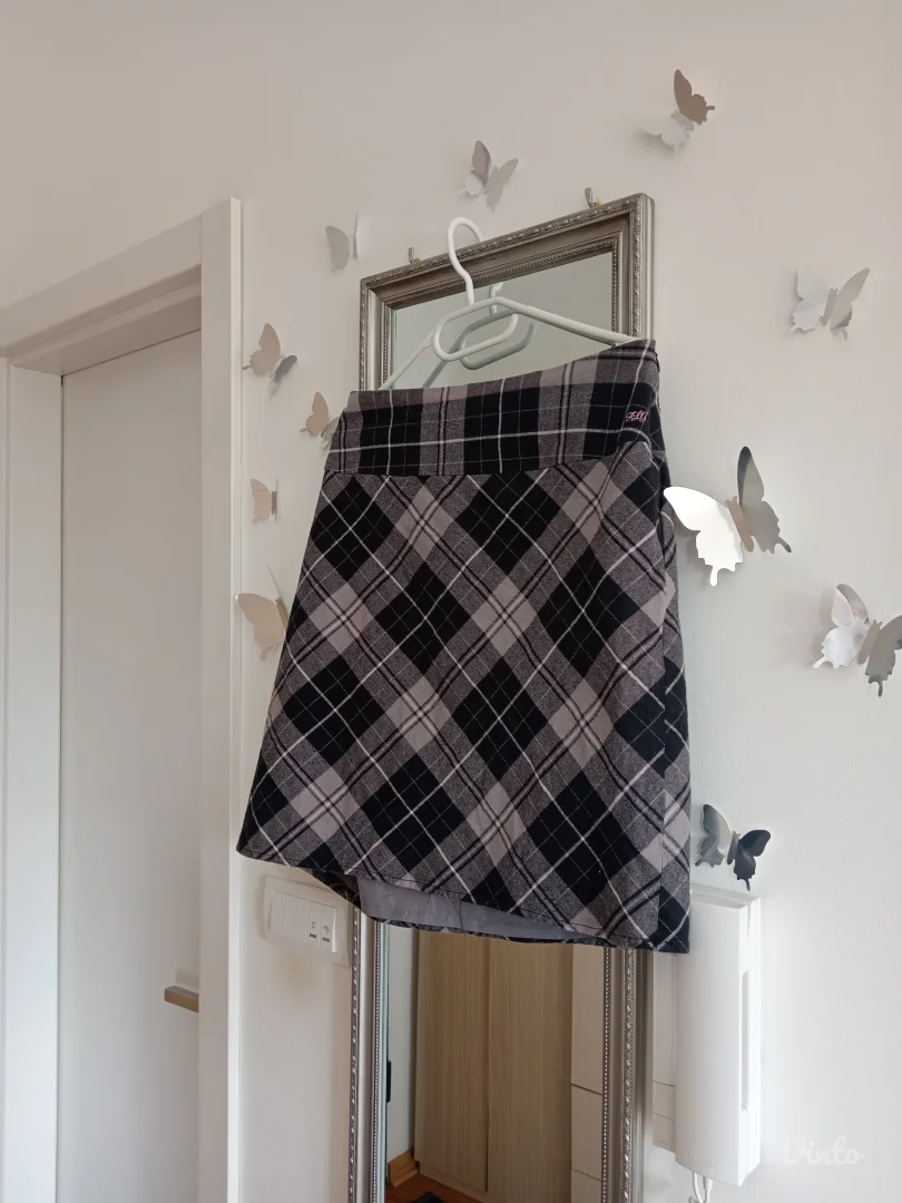 Predivna karirana suknja