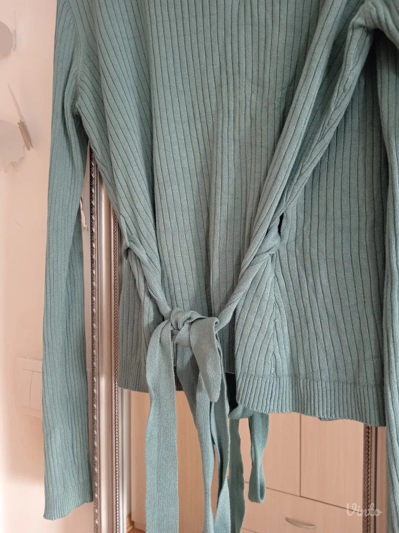 Zelenkasti džemper na vezivanje