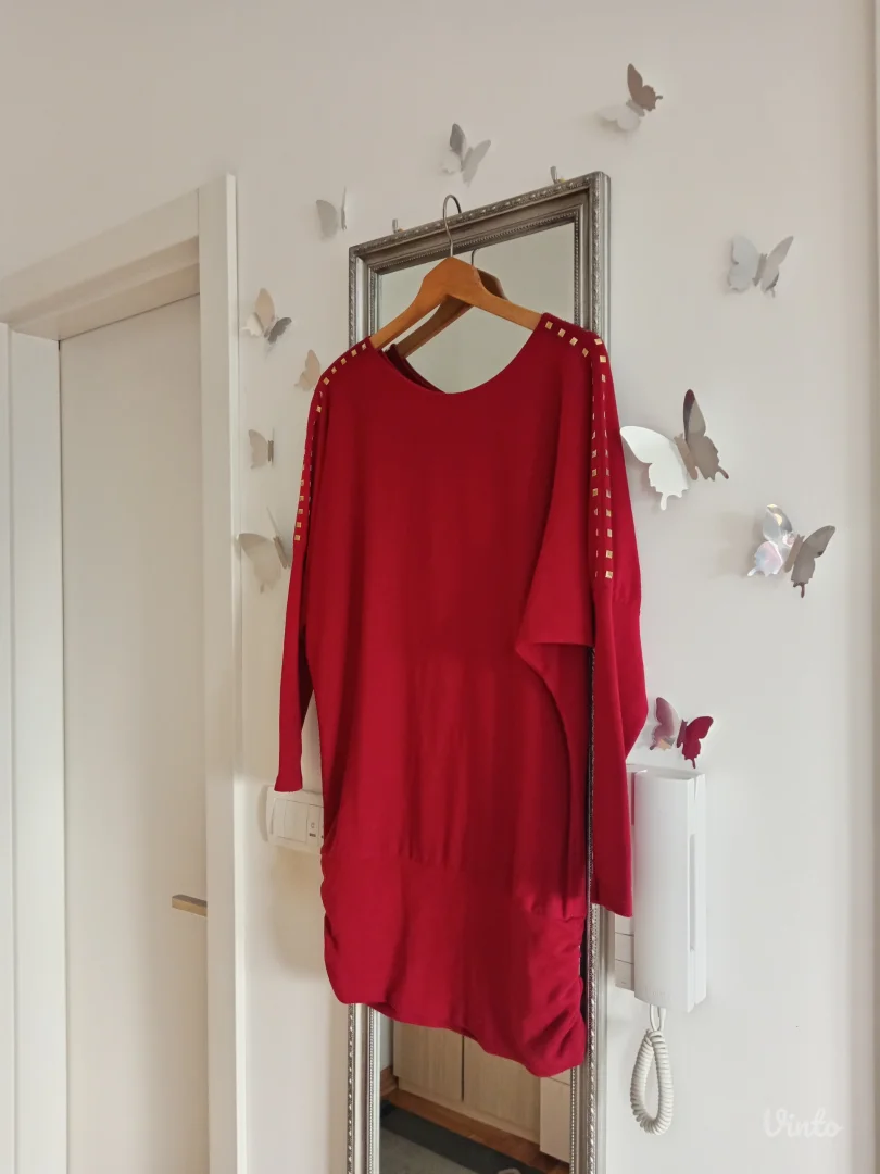 Predivna crvena tunika sa zlatnim detaljima