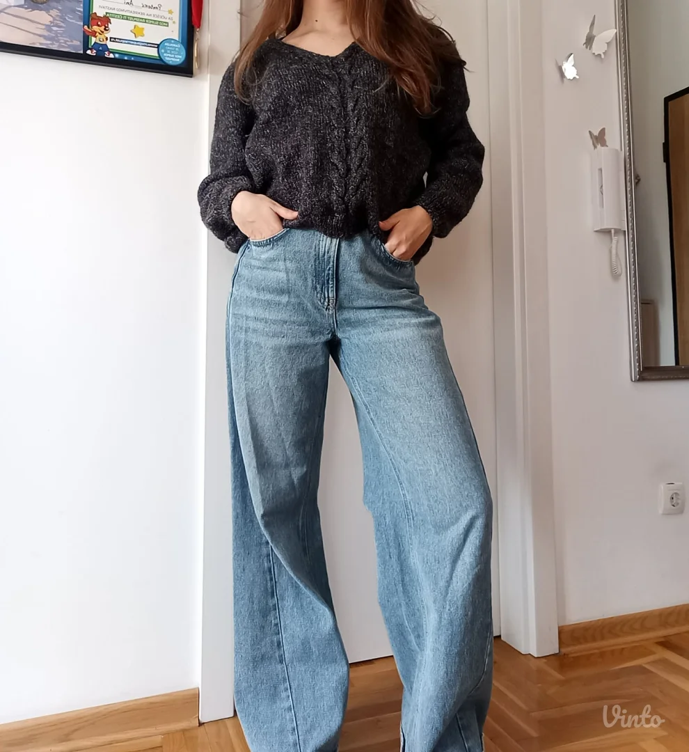 Predivan sivi džemper sa sjajem po sebi