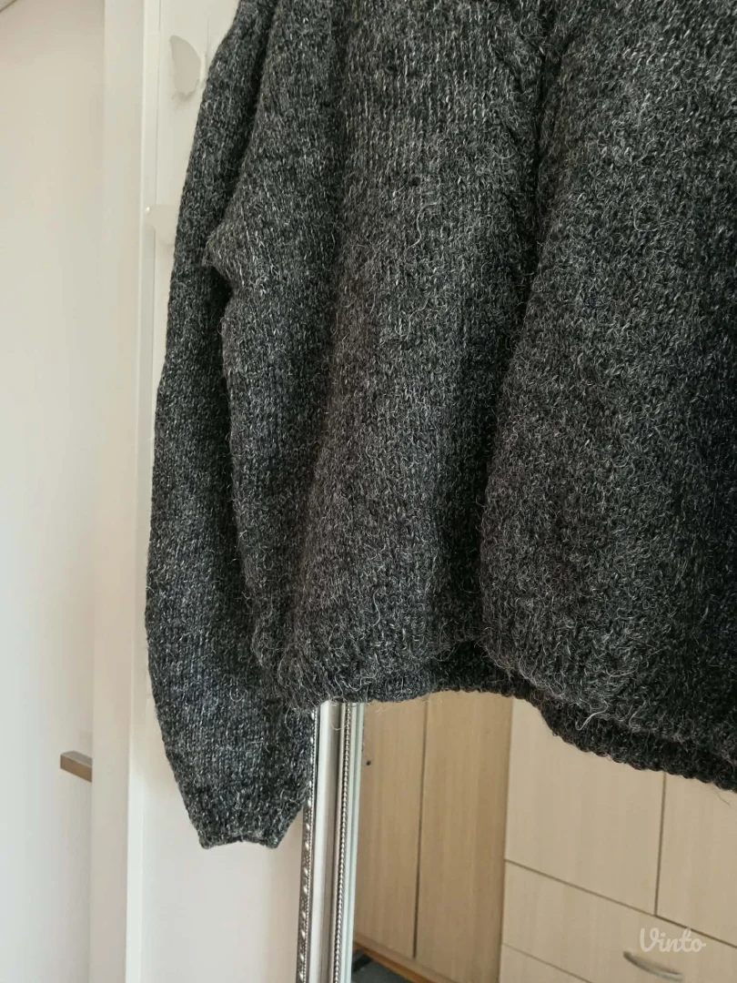 Predivan sivi džemper sa sjajem po sebi