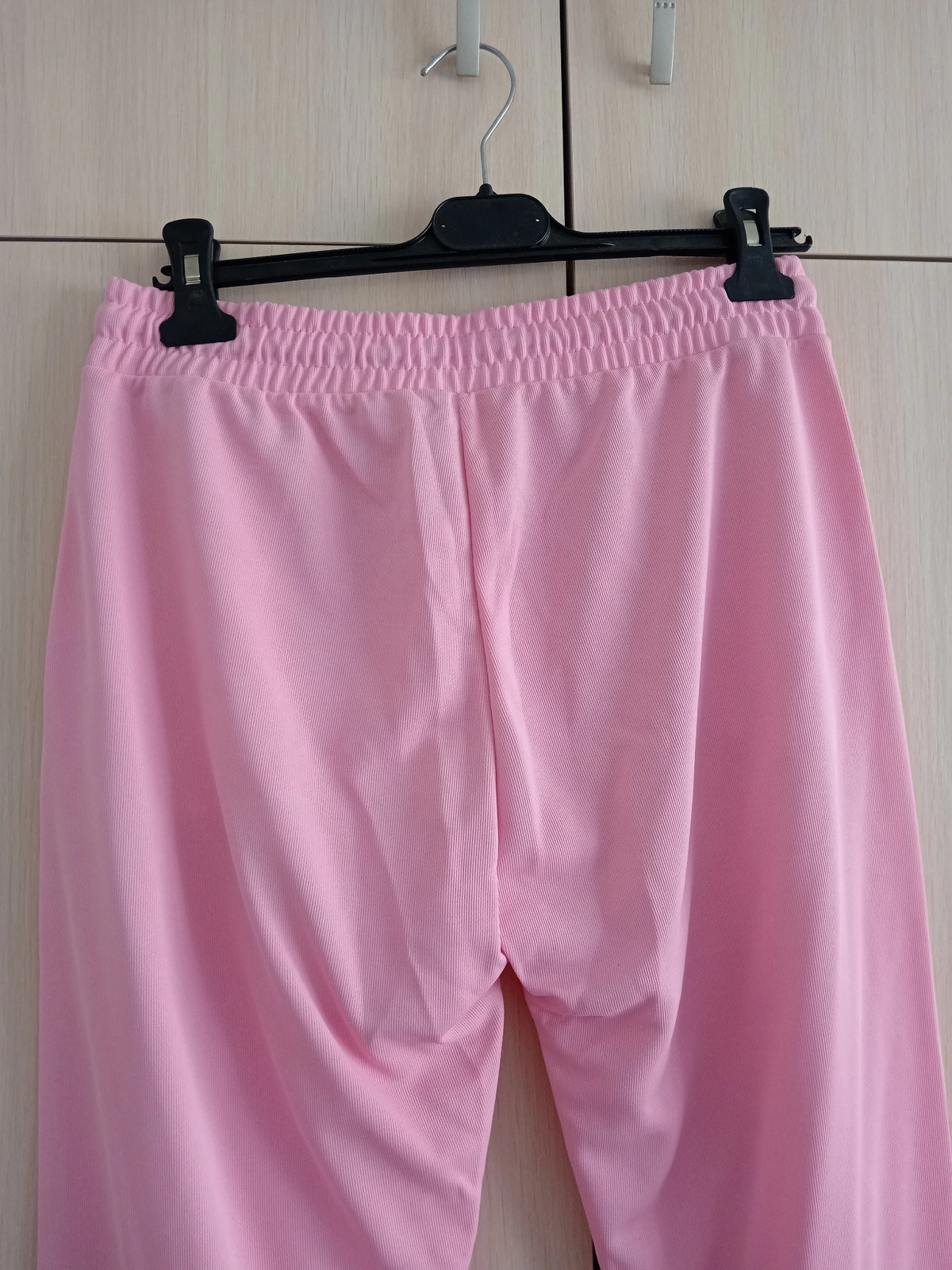 Roze trenerka sa slovom NOVO