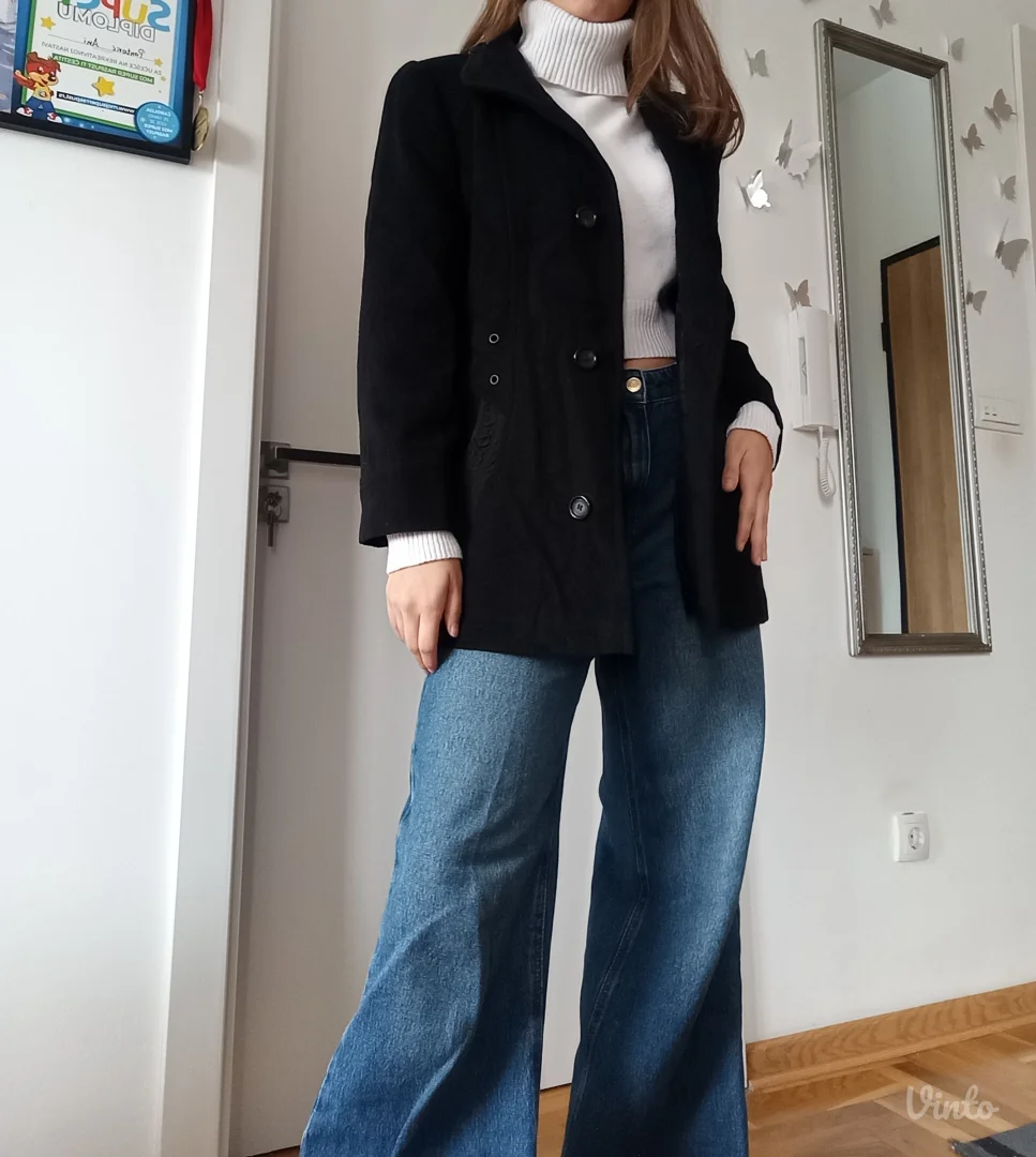 Barbara Lebek crni kaput