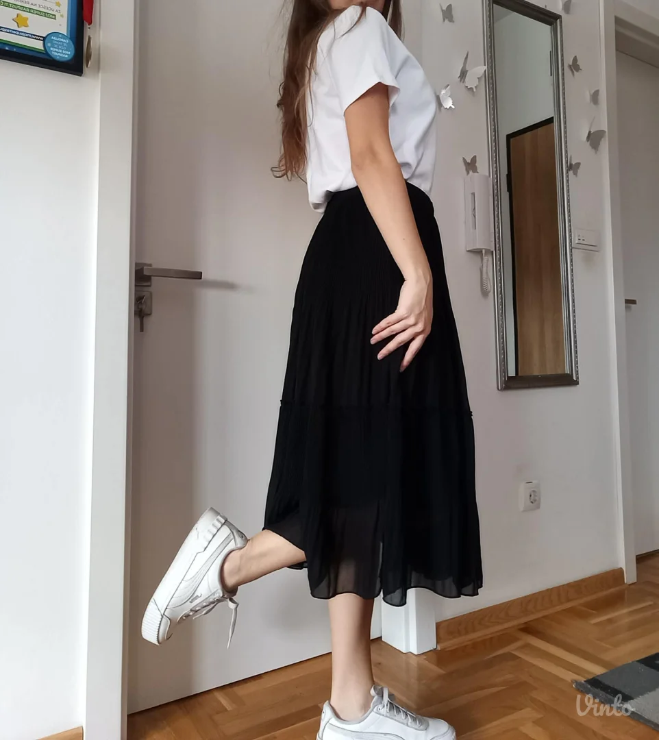 Lepršava crna haljina