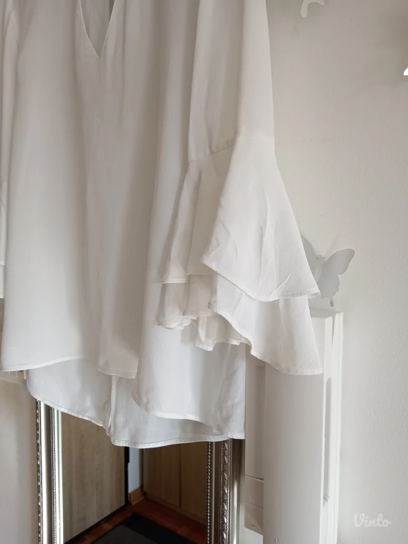 Bela bluza sa zvonastim rukavima