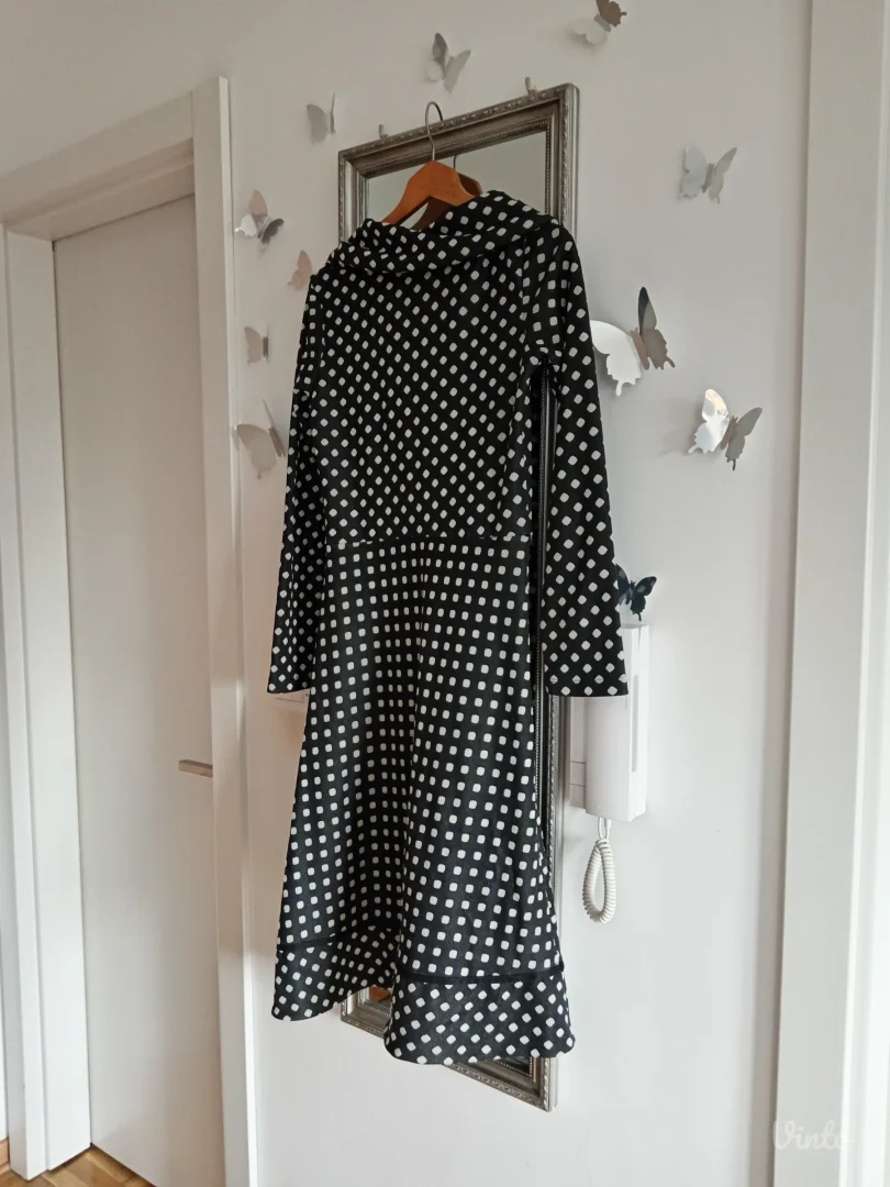 Crna haljina na tufne