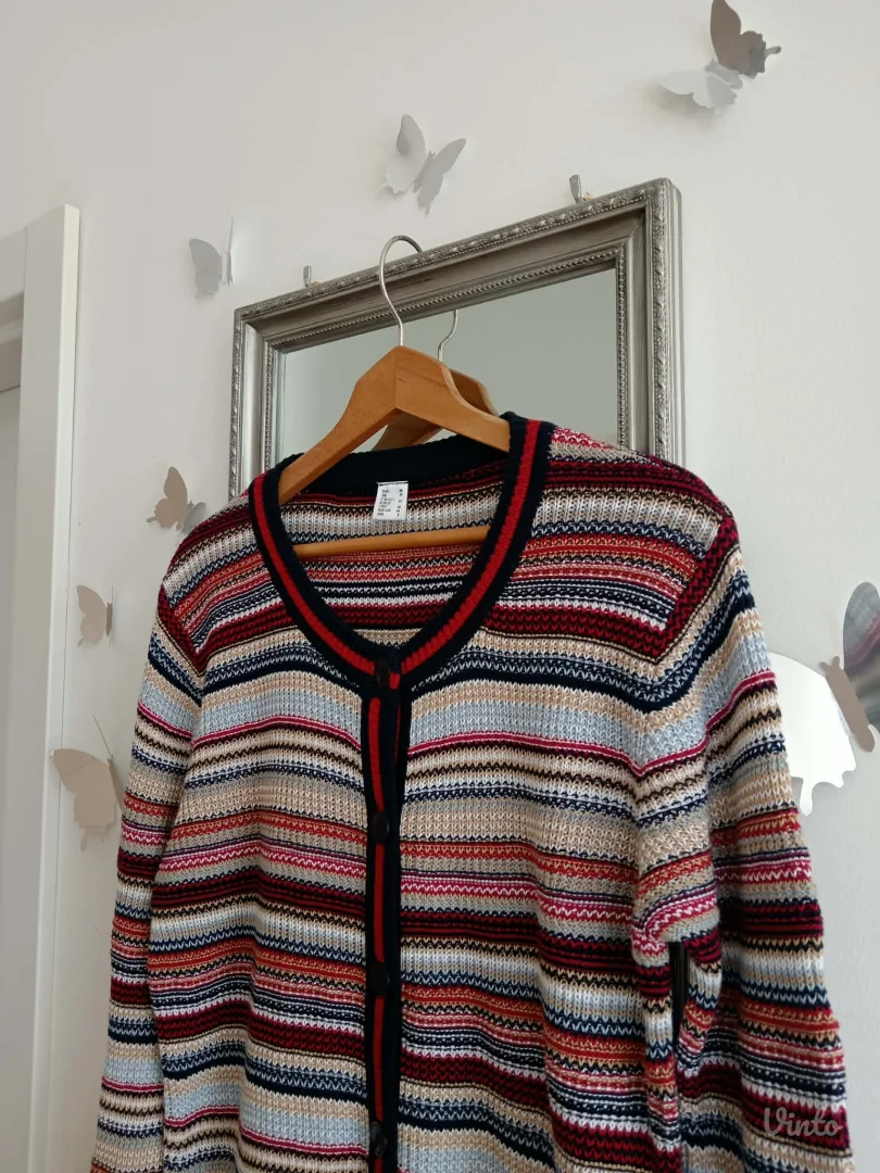 Presladak šareni džemper na kopčanje