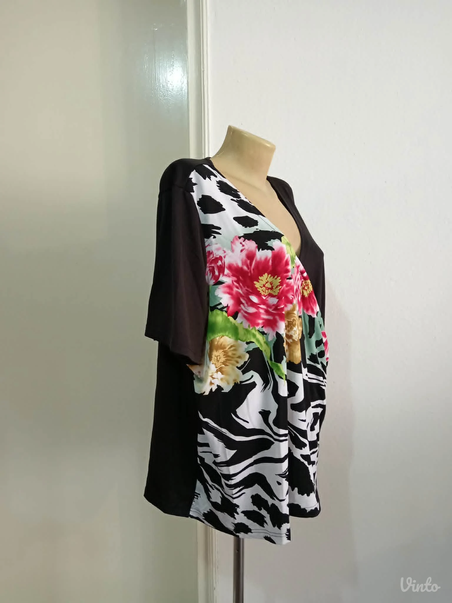 Elegantna bluza sa ružama