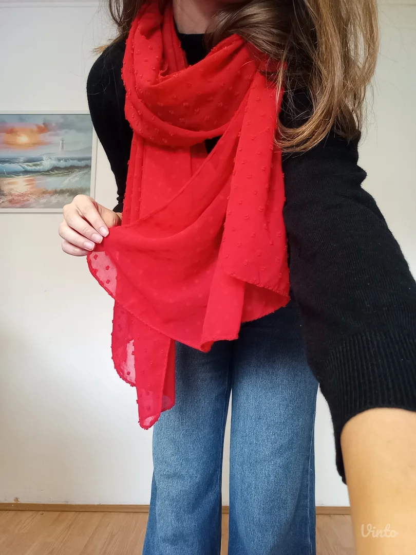 Predivna crvena ešarpa