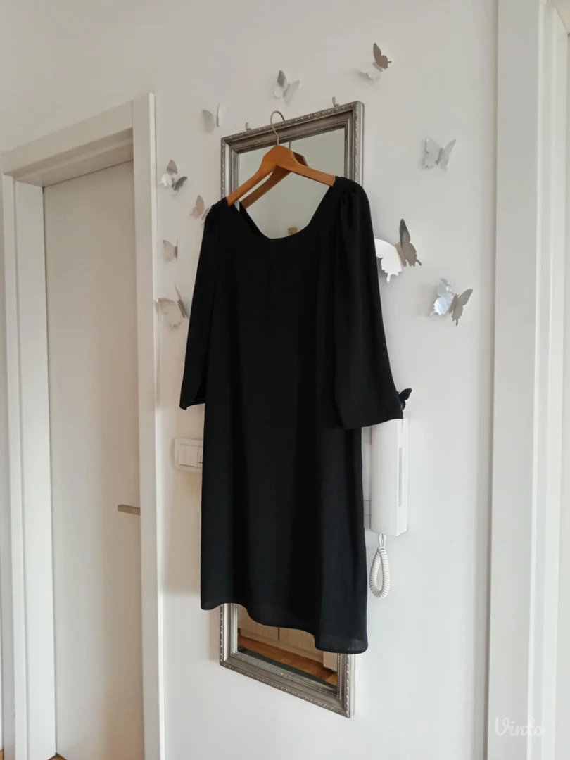 Predivna crna haljina sa mašnom pozadi