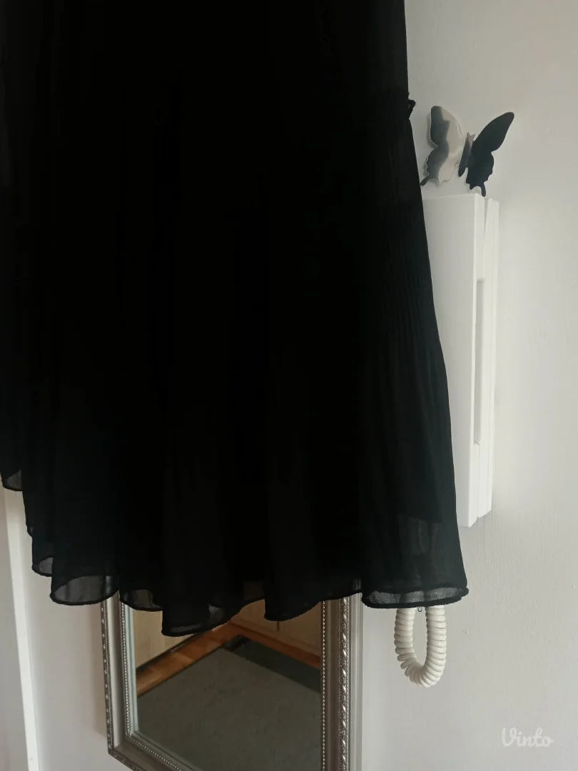 Lepršava crna haljina