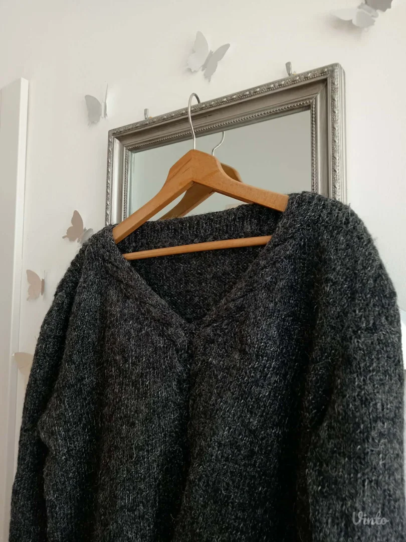 Predivan sivi džemper sa sjajem po sebi