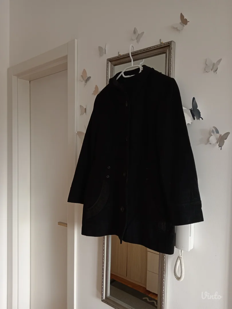 Barbara Lebek crni kaput