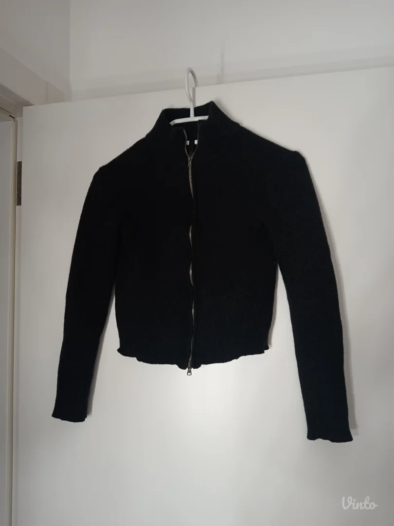 Crni vuneni džemper