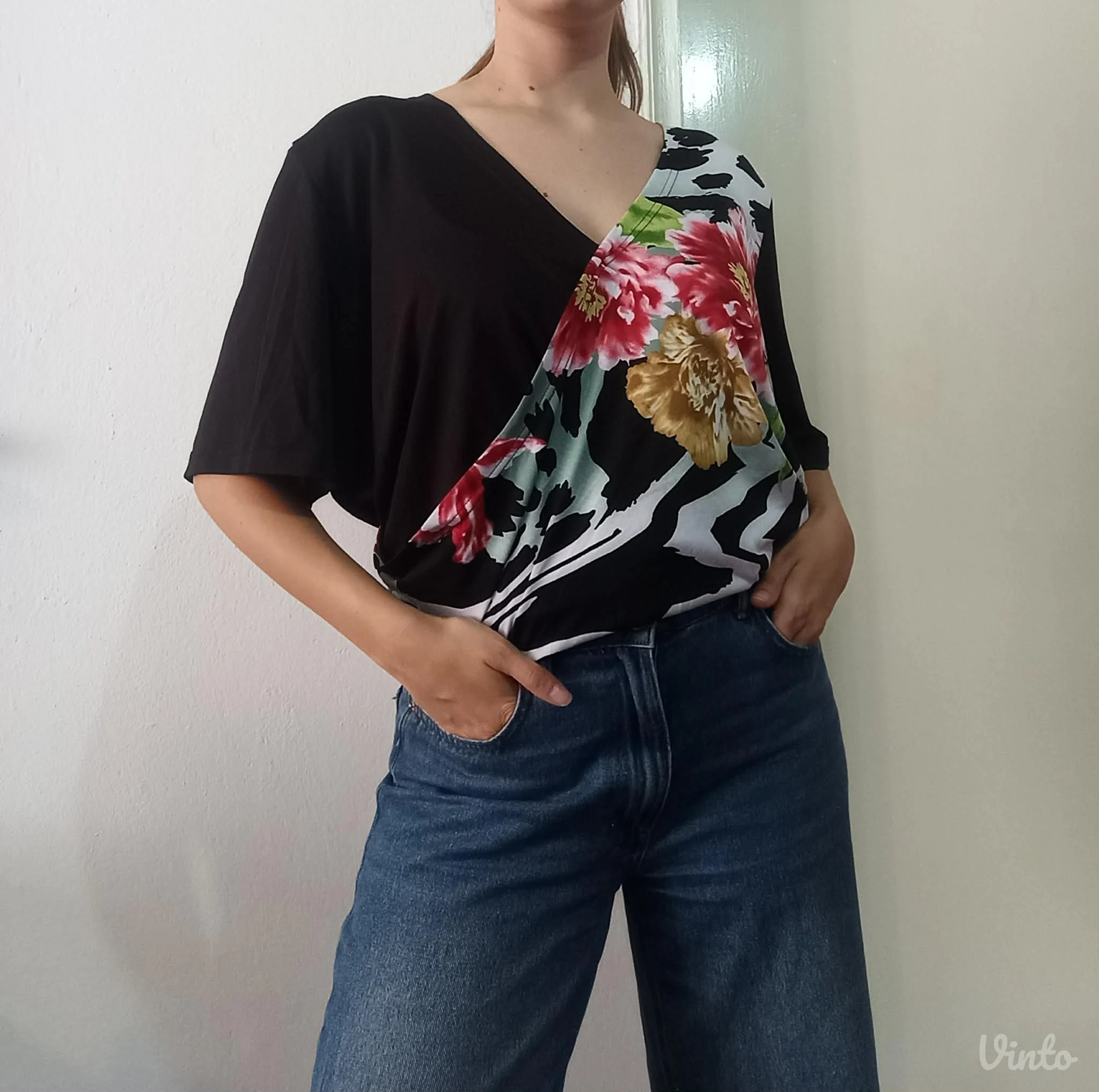 Elegantna bluza sa ružama