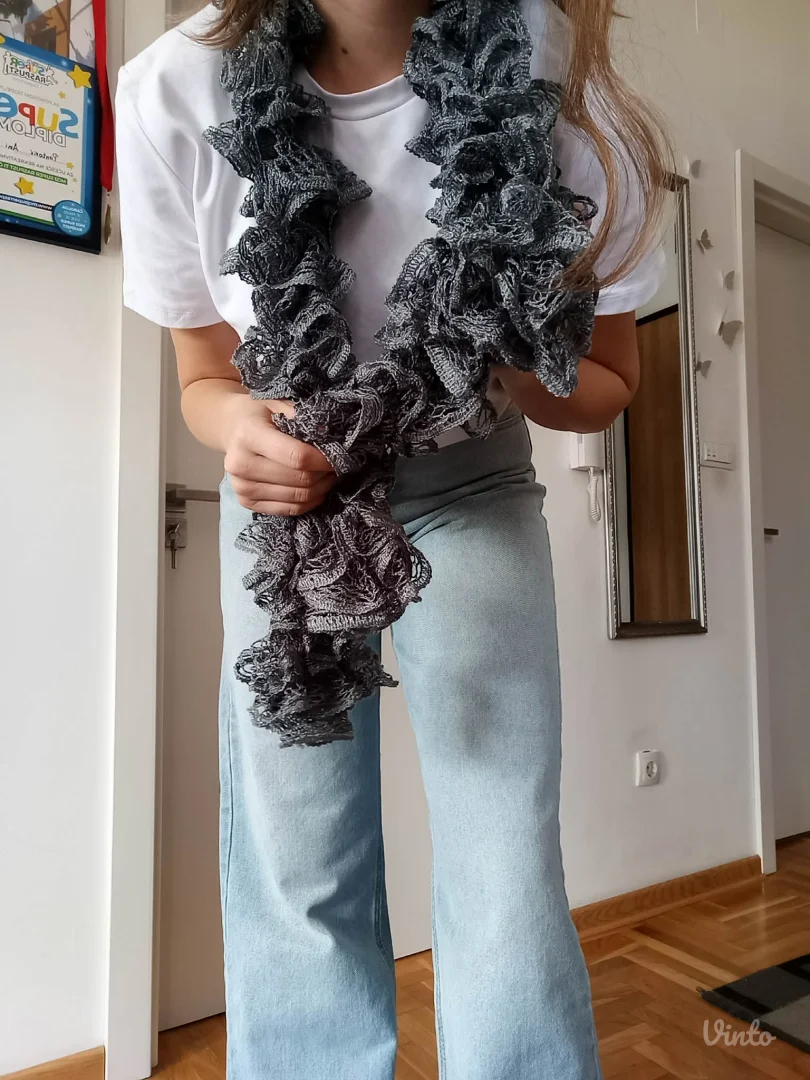 Presladak šal sive boje