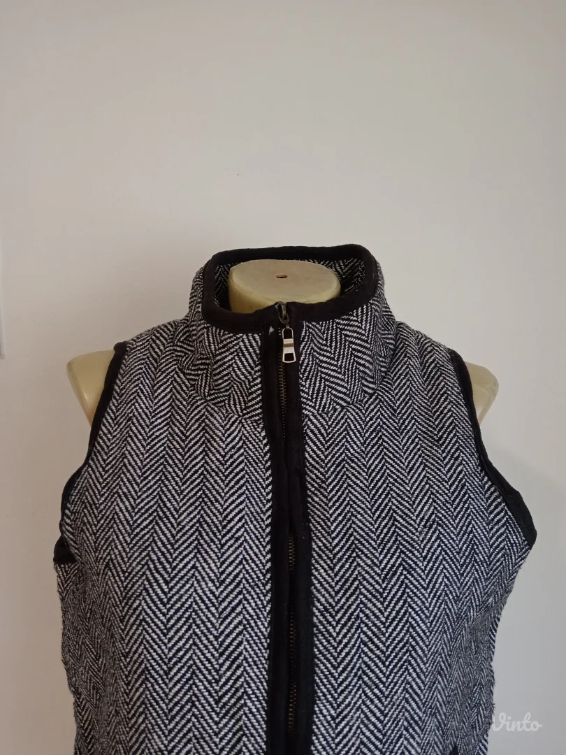 Prsluk crno bele boje