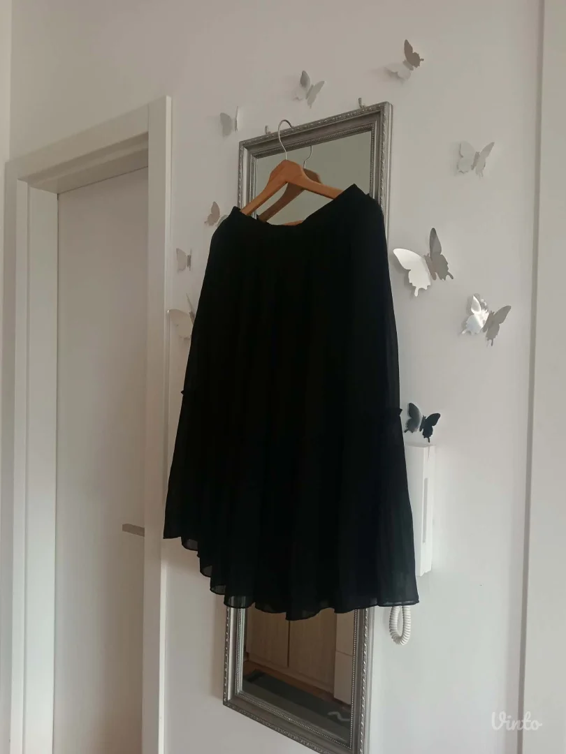 Lepršava crna haljina