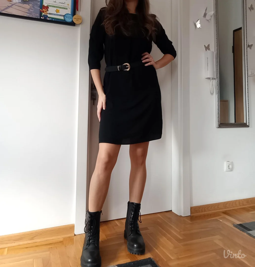 Predivna crna haljina sa mašnom pozadi