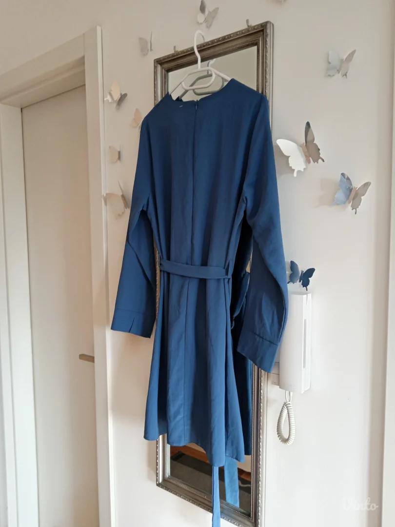 Preslatka plava haljina sa kaišem u struku