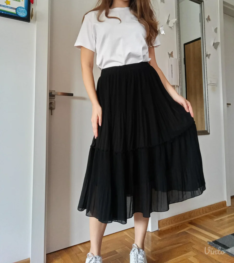 Lepršava crna haljina