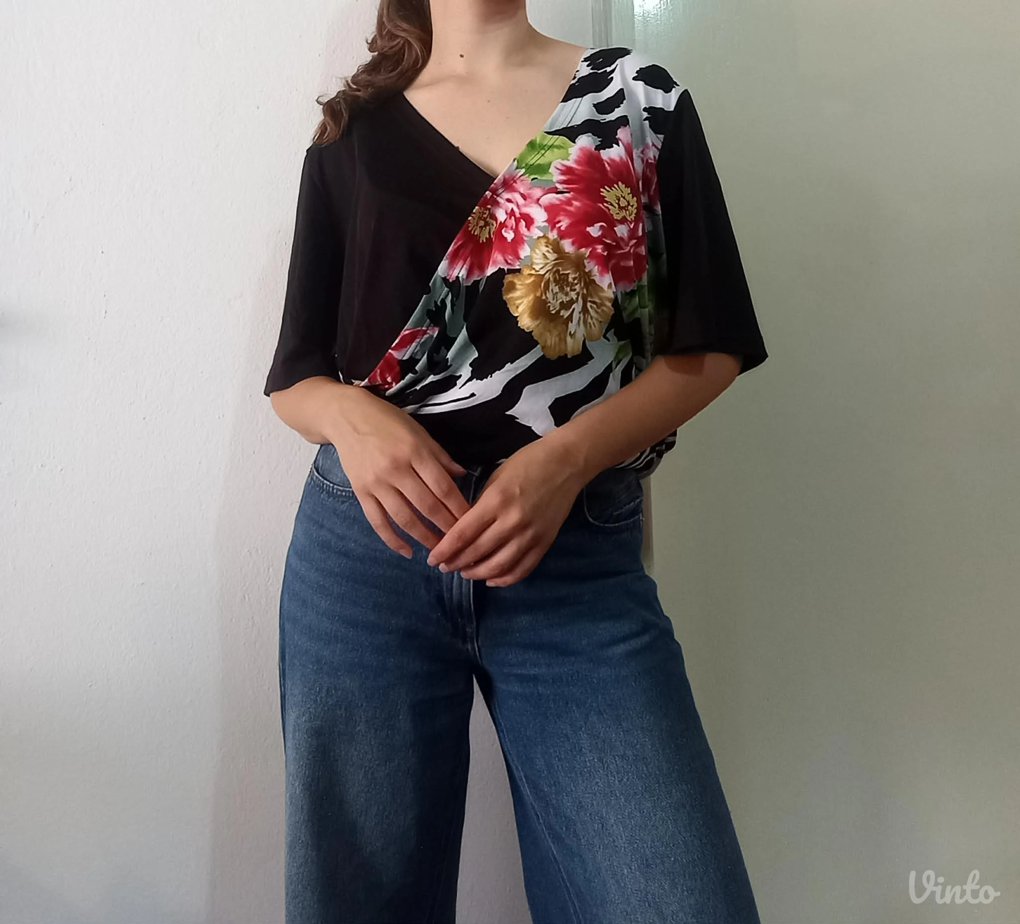 Elegantna bluza sa ružama