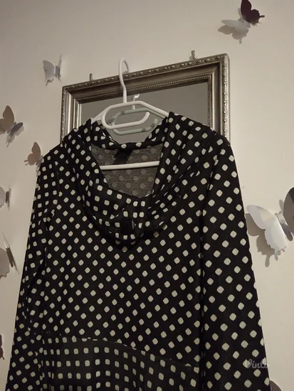 Katrin crna haljina na tufne