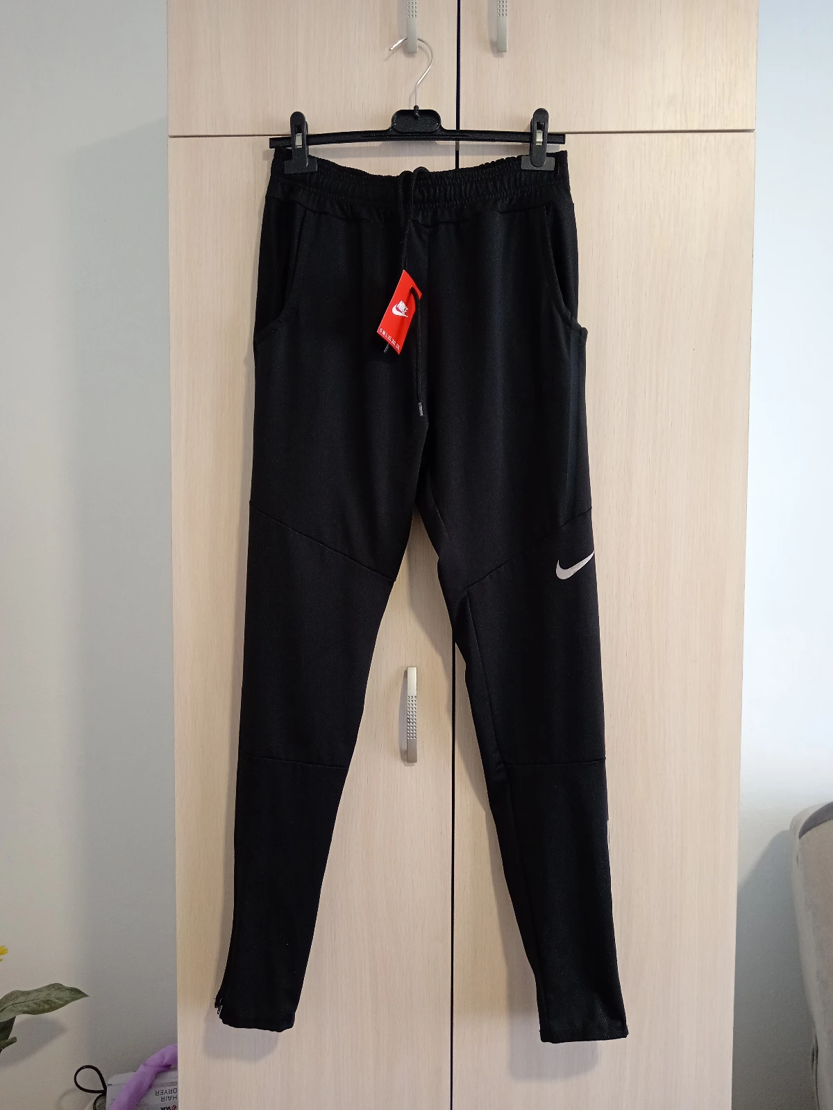 Nike crna trenerka donji deo NOVO