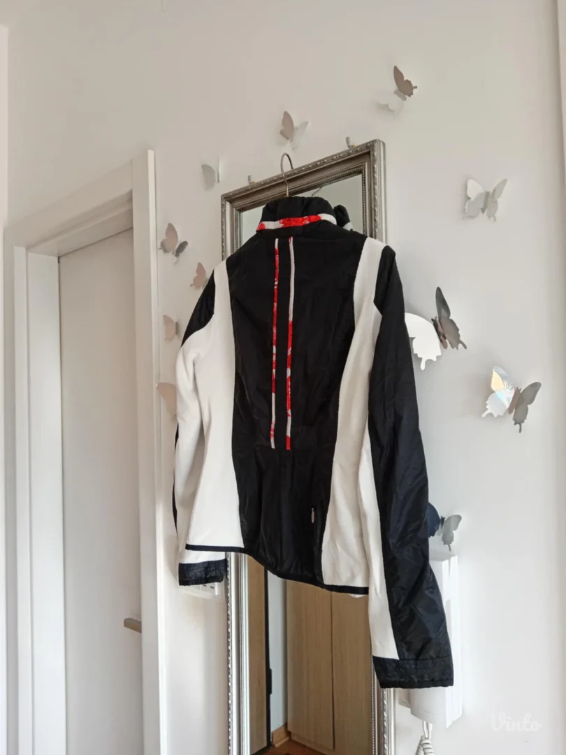 Jakna sa zanimljivim detaljima