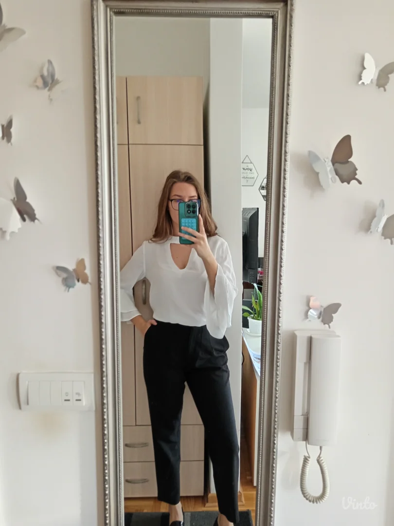 Bela bluza sa zvonastim rukavima