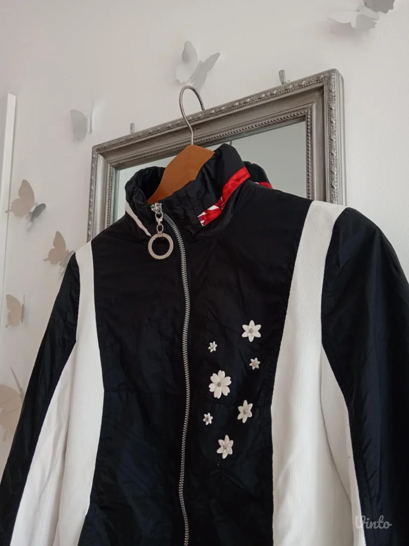 Jakna sa zanimljivim detaljima