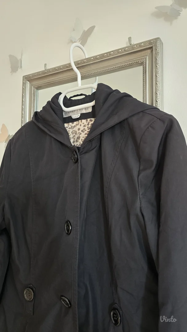 Crna strukirana jakna sa kapuljačom