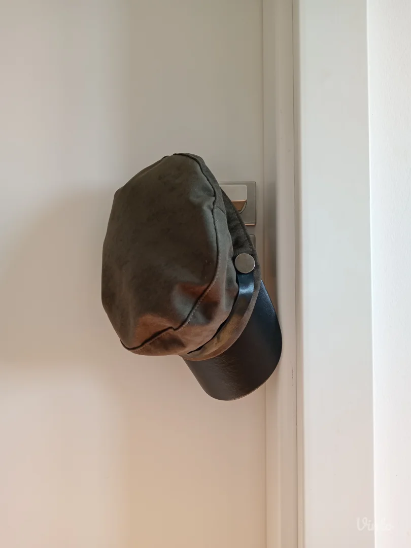 Maslinasto zelena kapa