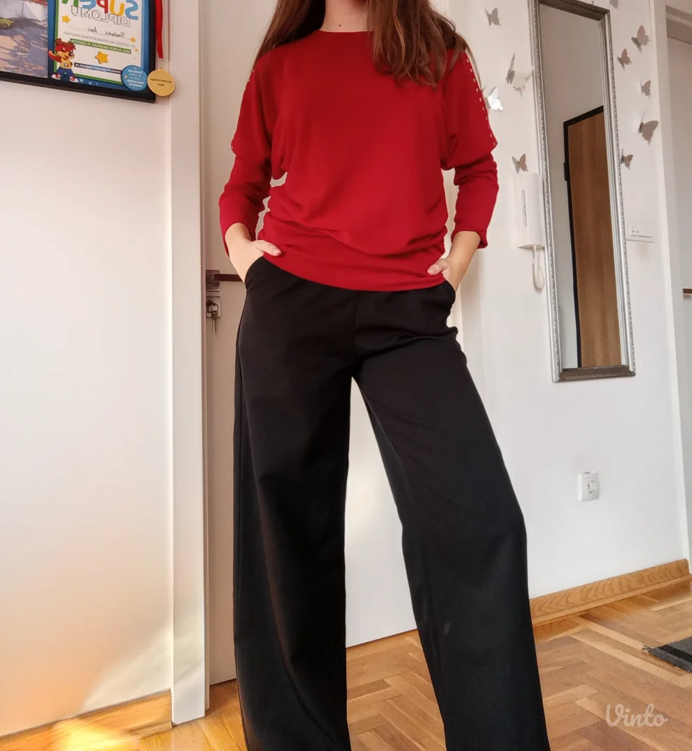 Predivna crvena tunika sa zlatnim detaljima