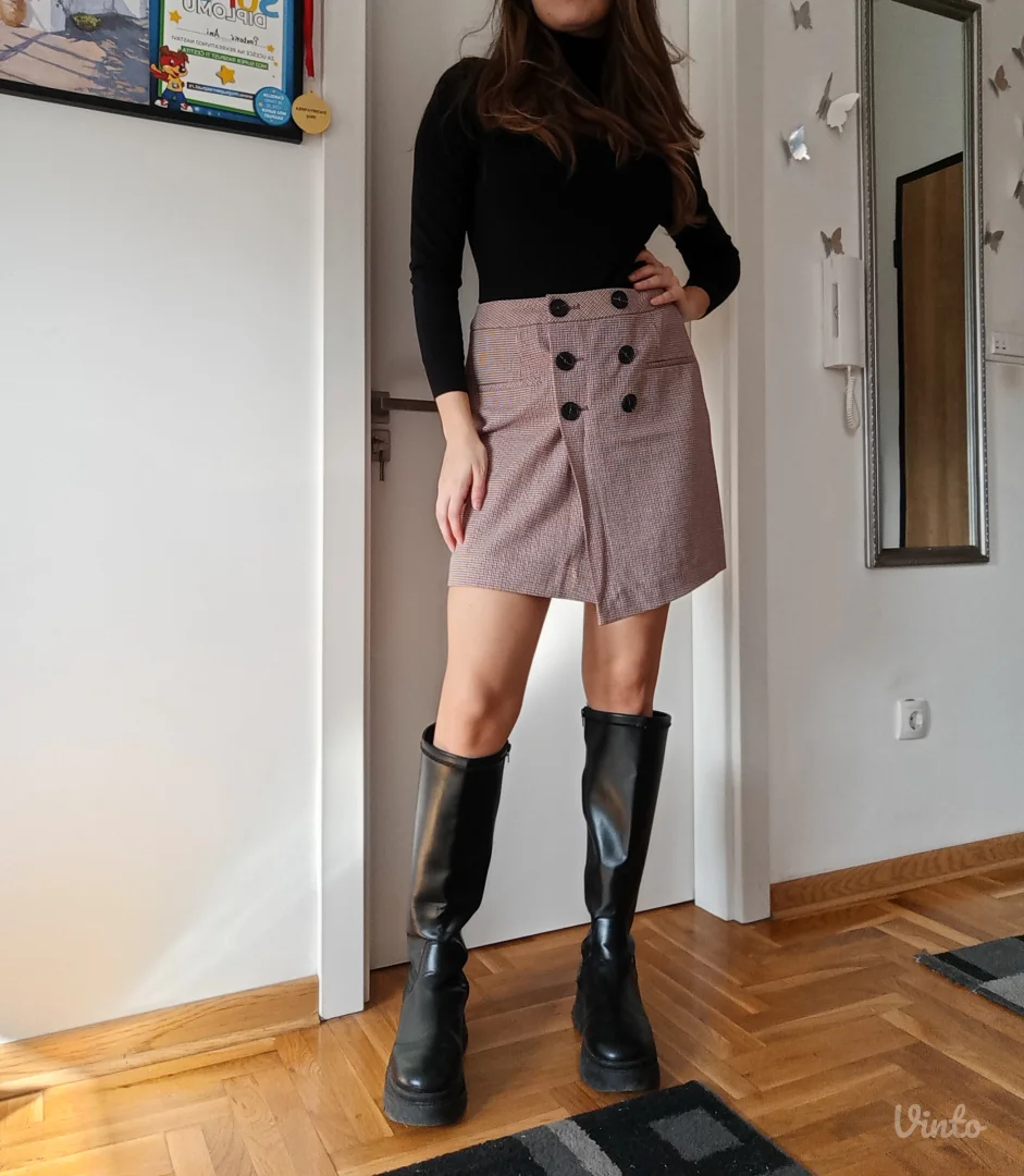 Predivna karirana suknja