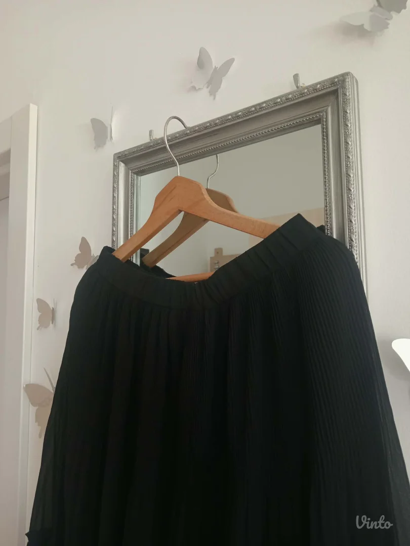 Lepršava crna haljina