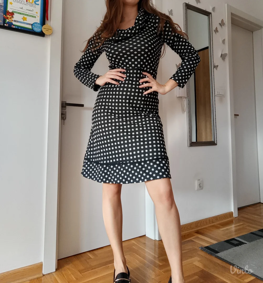 Crna haljina na tufne