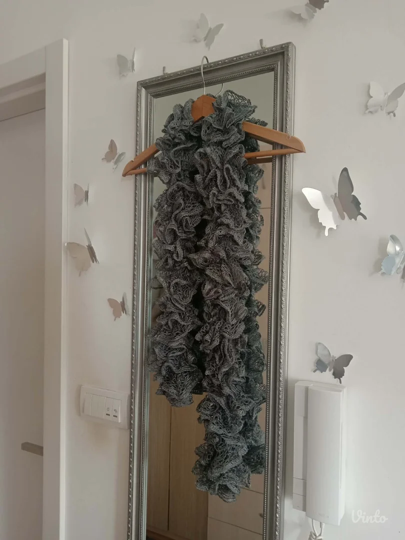 Presladak šal sive boje