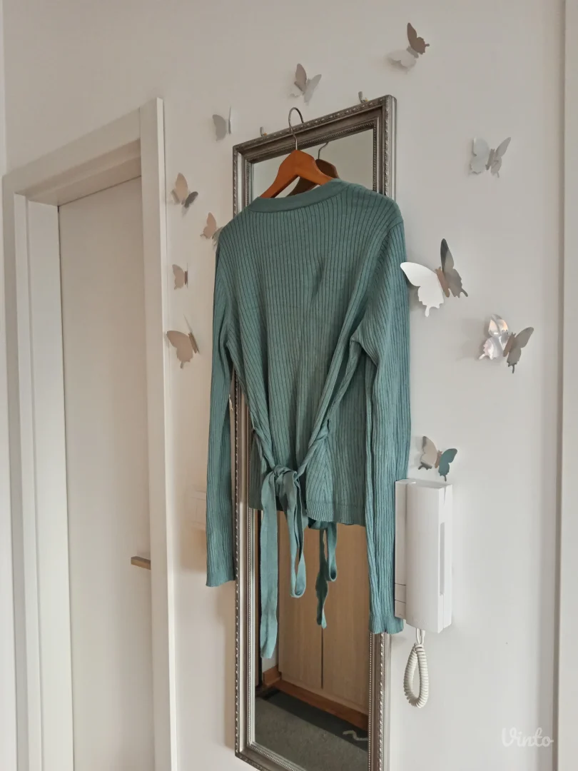 Zelenkasti džemper na vezivanje