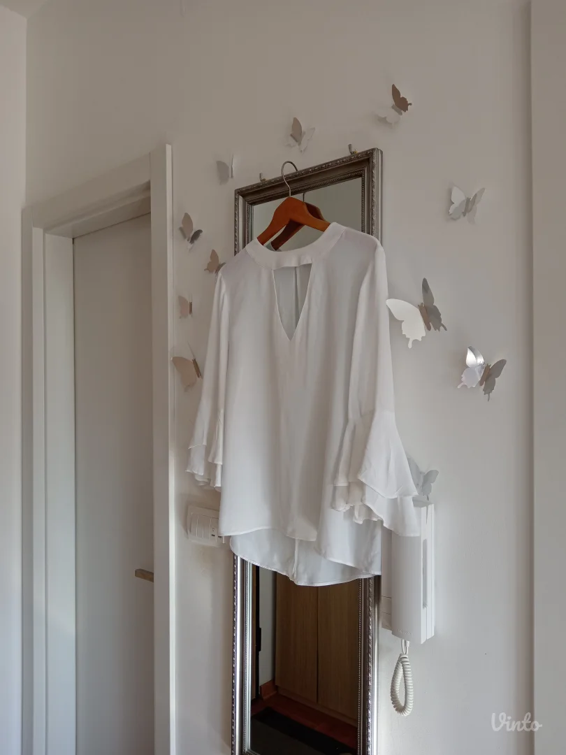 Bela bluza sa zvonastim rukavima