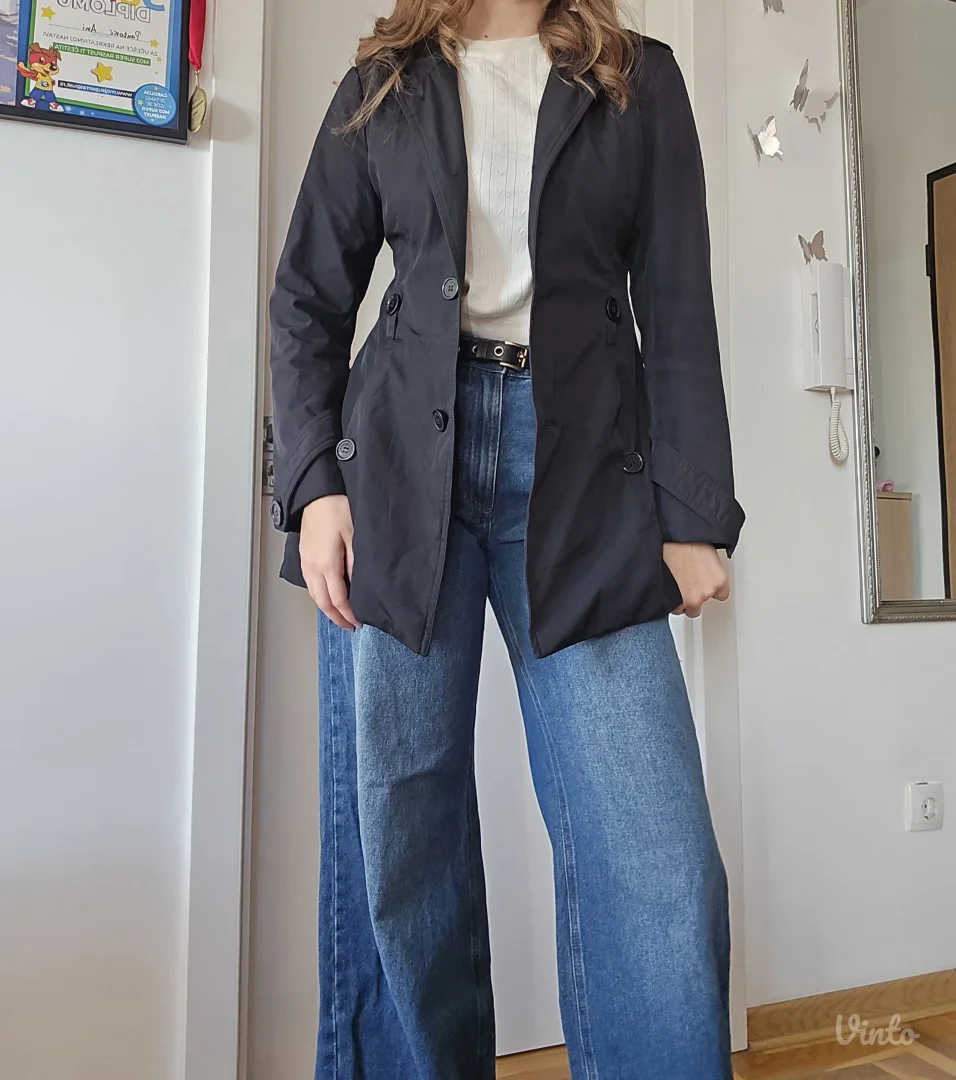 Crna strukirana jakna sa kapuljačom