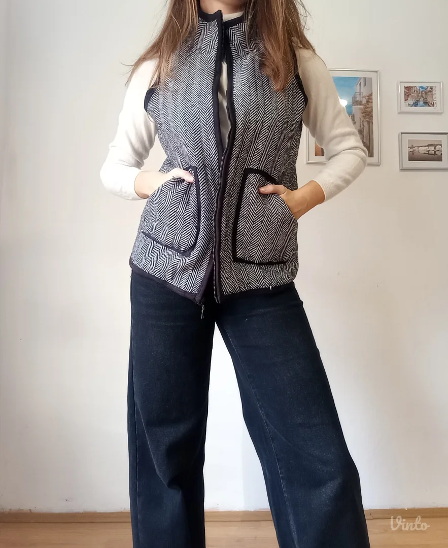 Prsluk crno bele boje