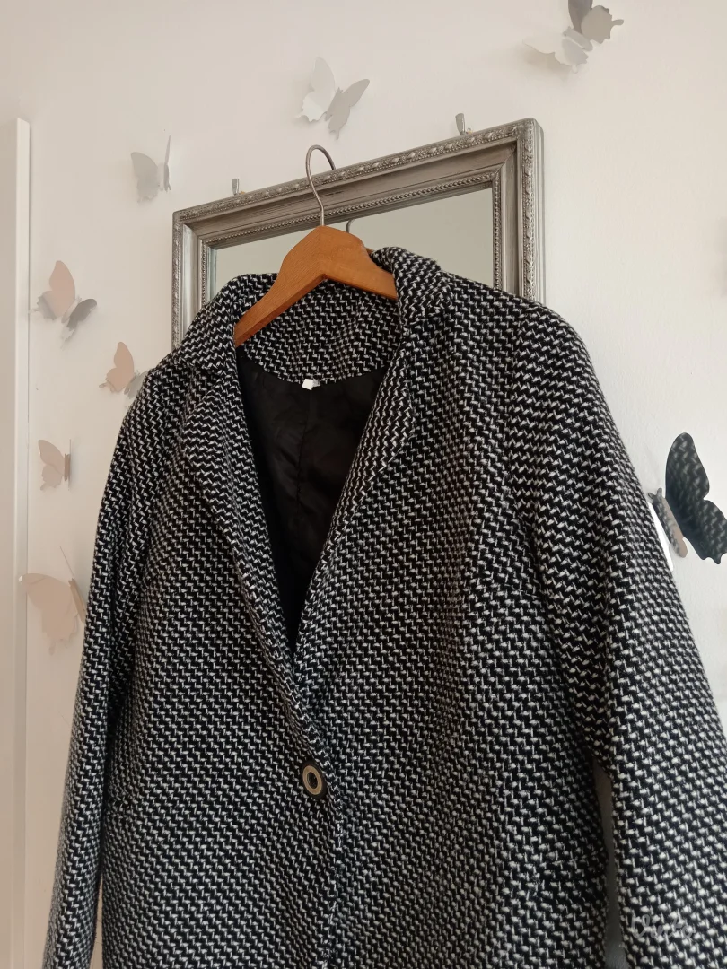 Predivan crno beli sako blejzer