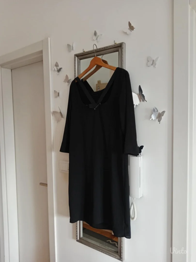 Predivna crna haljina sa mašnom pozadi