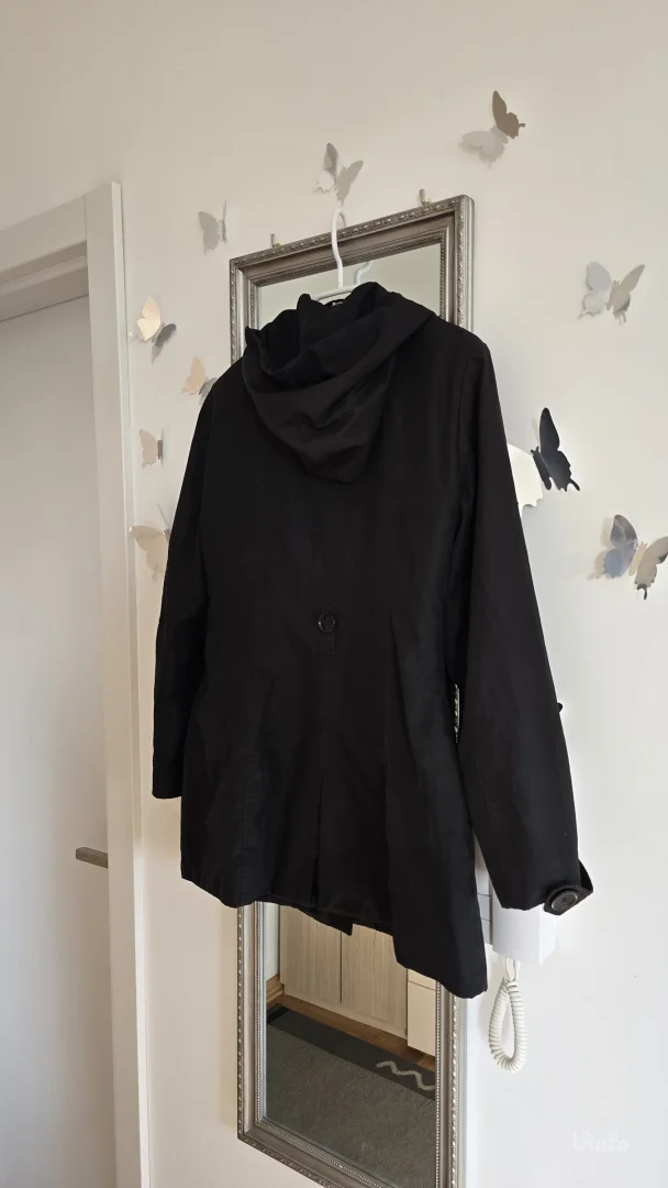 Crna strukirana jakna sa kapuljačom