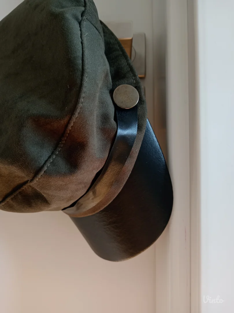 Maslinasto zelena kapa