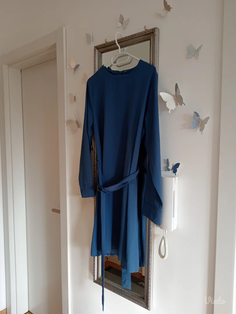 Preslatka plava haljina sa kaišem u struku