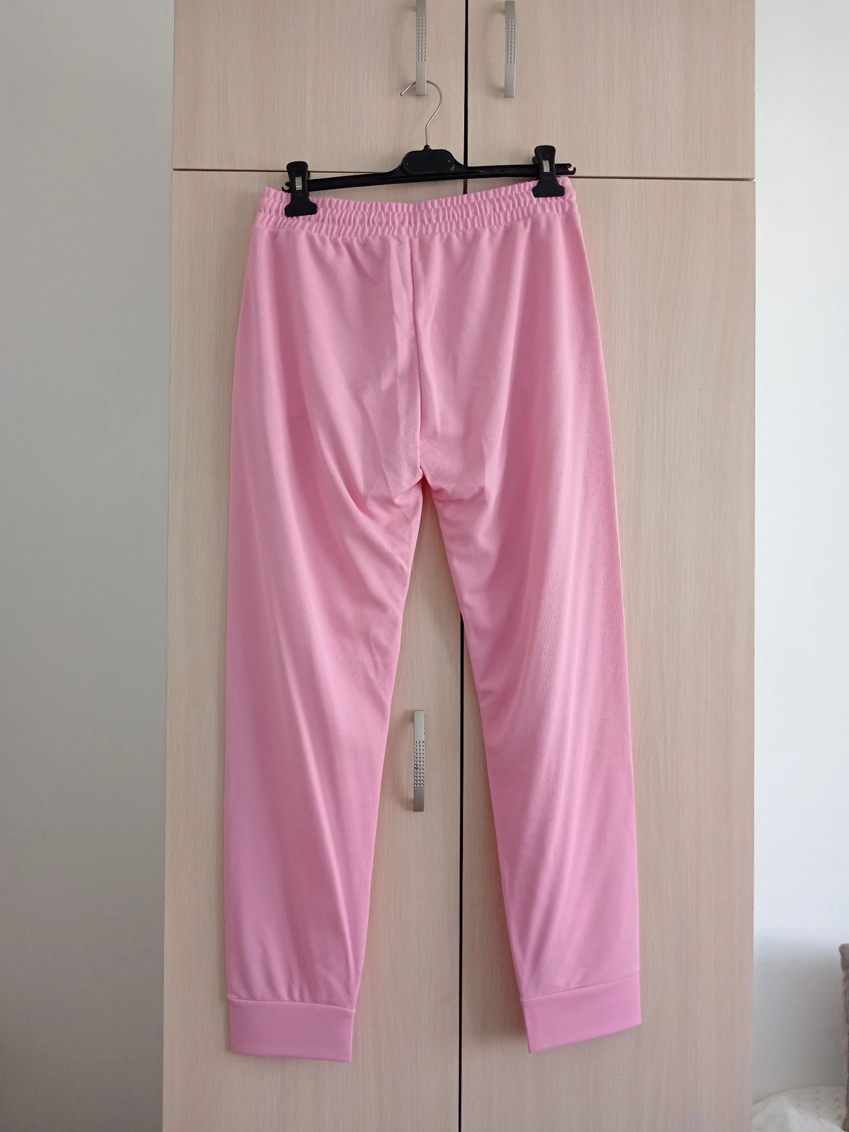 Roze trenerka sa slovom NOVO